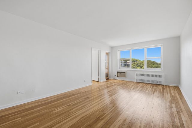 2465 Palisade Ave Apt 8B, New York City, NY 10463