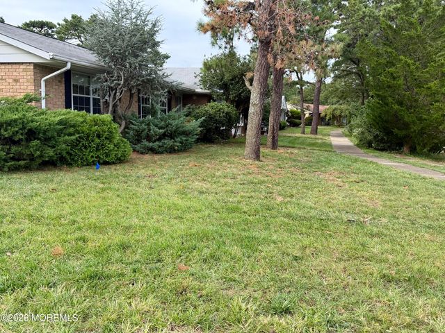 33A Gramercy Lane, Manchester, NJ 08759