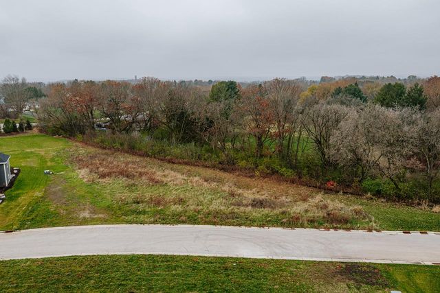 W275S3617 PAYNE STEWART COURT, Waukesha, WI 53189