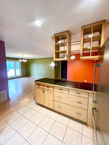 1306 S New Wilke Road 2B, Arlington Heights, IL 60005