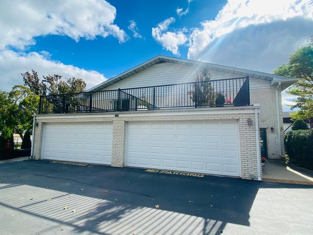 1306 S New Wilke Road 2B, Arlington Heights, IL 60005