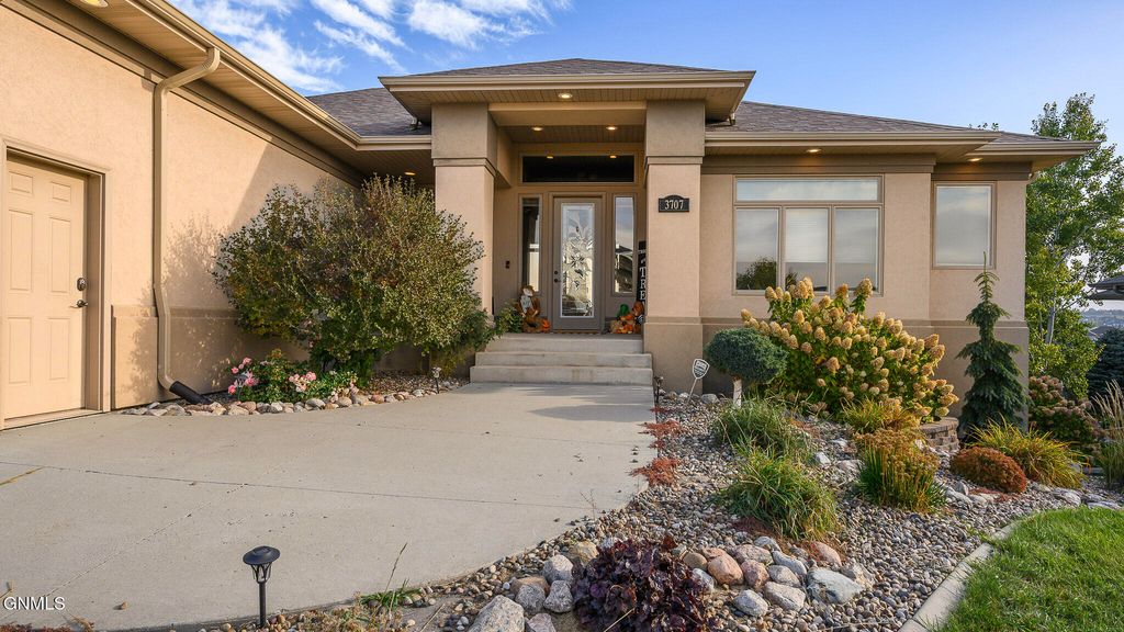 3707 Valley Drive, Bismarck, ND 58503 photo 2