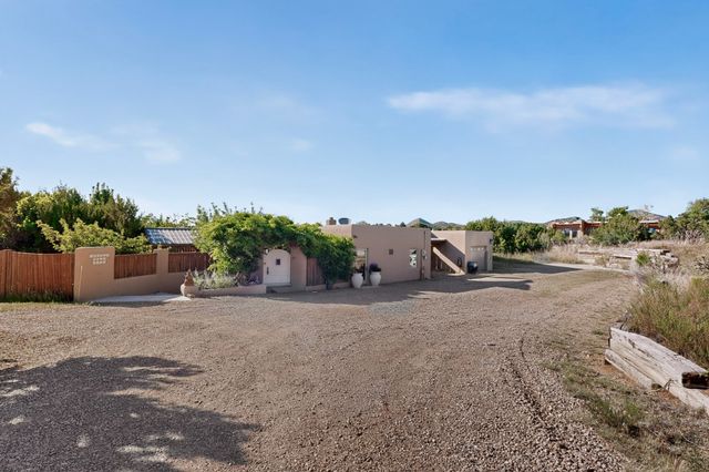 20 Moya Loop, Santa Fe, NM 87507