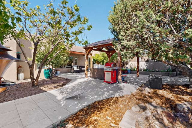 20 Moya Loop, Santa Fe, NM 87507