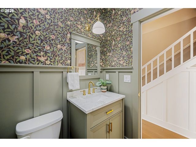 518 JERSEY St, Silverton, OR 97381