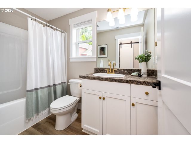 518 JERSEY St, Silverton, OR 97381