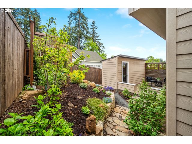 518 JERSEY St, Silverton, OR 97381