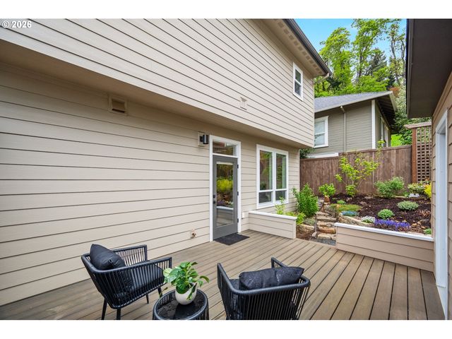 518 JERSEY St, Silverton, OR 97381