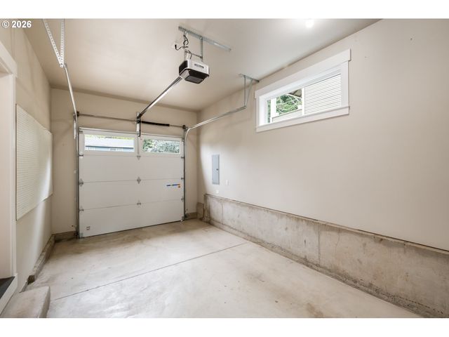 518 JERSEY St, Silverton, OR 97381