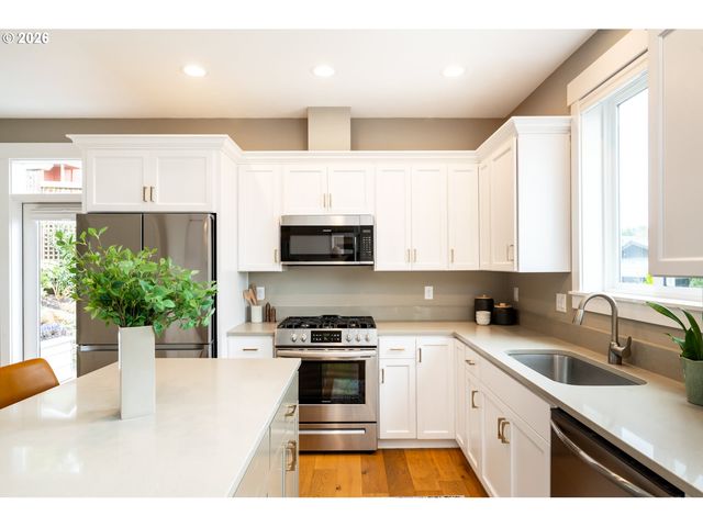 518 JERSEY St, Silverton, OR 97381