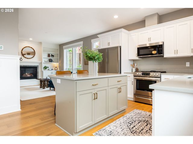 518 JERSEY St, Silverton, OR 97381