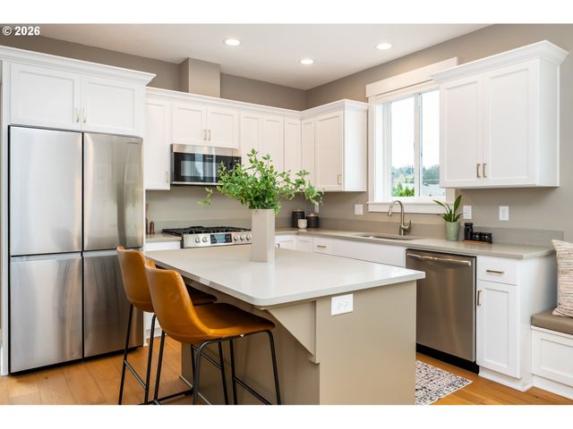 518 JERSEY St, Silverton, OR 97381