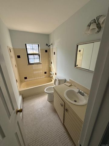 51 Manor Road, Valley Stream, NY 11580