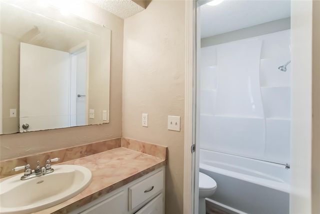 916 Clear Creek Drive, Yukon, OK 73099