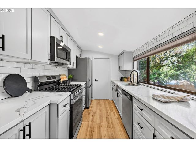 1323 Sw CARSON St, Portland, OR 97219