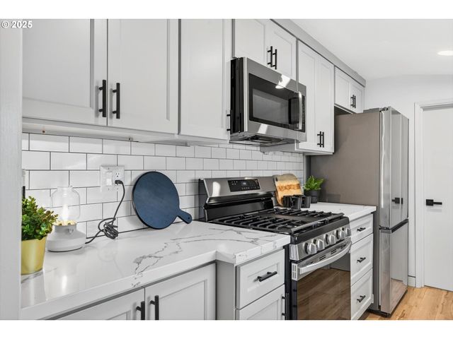 1323 Sw CARSON St, Portland, OR 97219