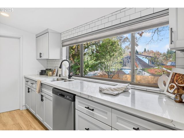 1323 Sw CARSON St, Portland, OR 97219