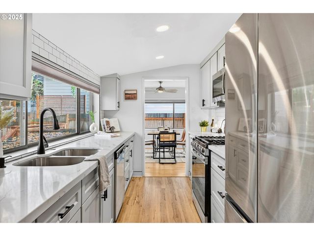 1323 Sw CARSON St, Portland, OR 97219