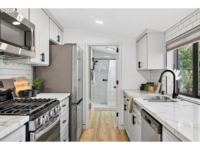 1323 Sw CARSON St, Portland, OR 97219