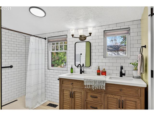 1323 Sw CARSON St, Portland, OR 97219