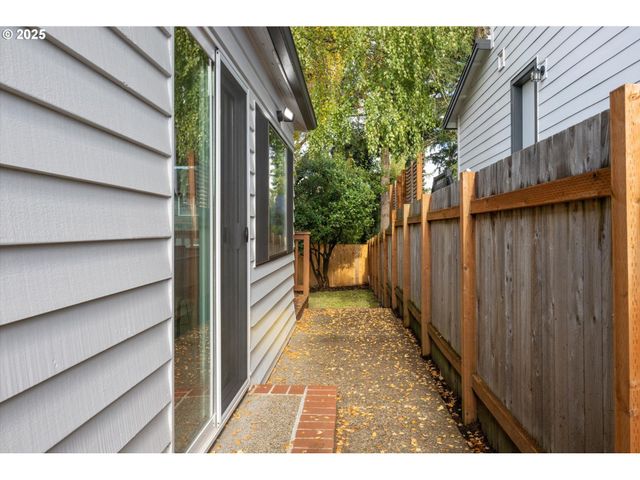 1323 Sw CARSON St, Portland, OR 97219