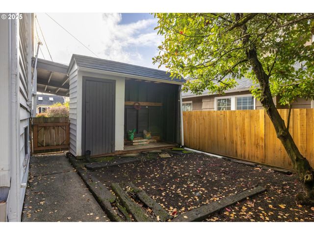 1323 Sw CARSON St, Portland, OR 97219