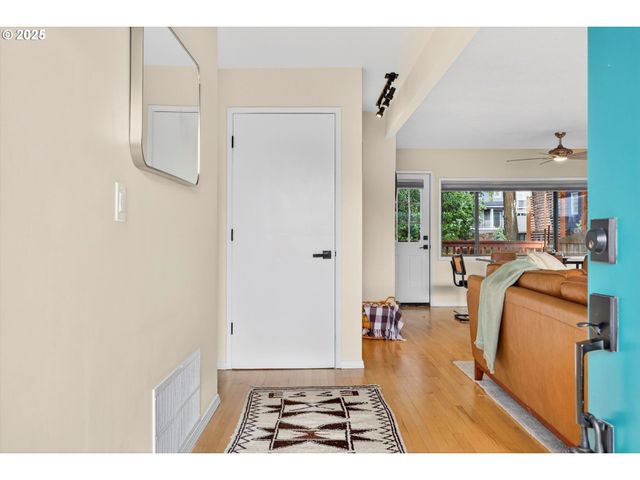 1323 Sw CARSON St, Portland, OR 97219