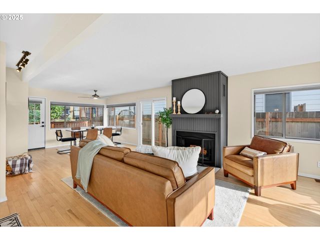 1323 Sw CARSON St, Portland, OR 97219