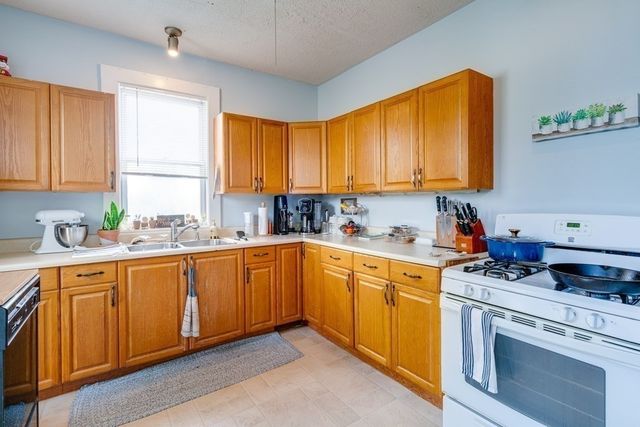 36 Hewlett St 1, Boston, MA 02131