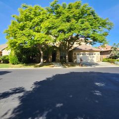 4479 N Emerald Peak Drive, Clovis, CA 93619