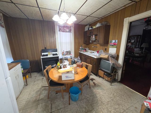 5948 W Walton Street, Chicago, IL 60651
