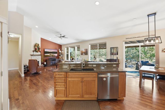 2440 Linnet Lane, Redmond, OR 97756