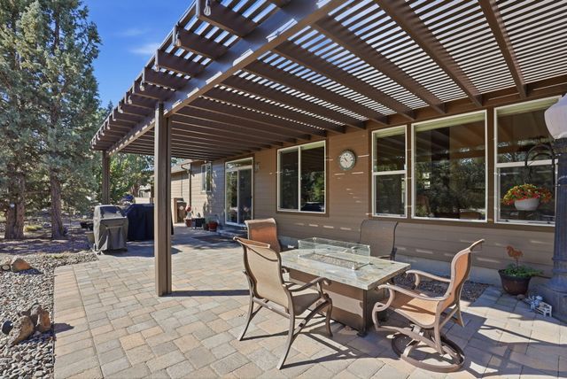 2440 Linnet Lane, Redmond, OR 97756