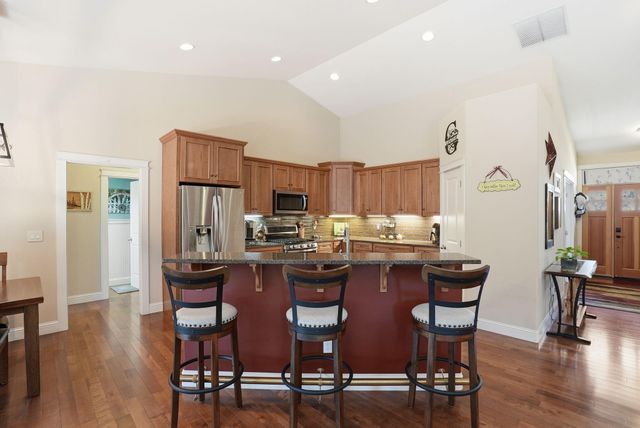 2440 Linnet Lane, Redmond, OR 97756