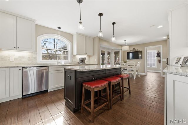 15852 Cedarmill Drive, Chesterfield, MO 63017