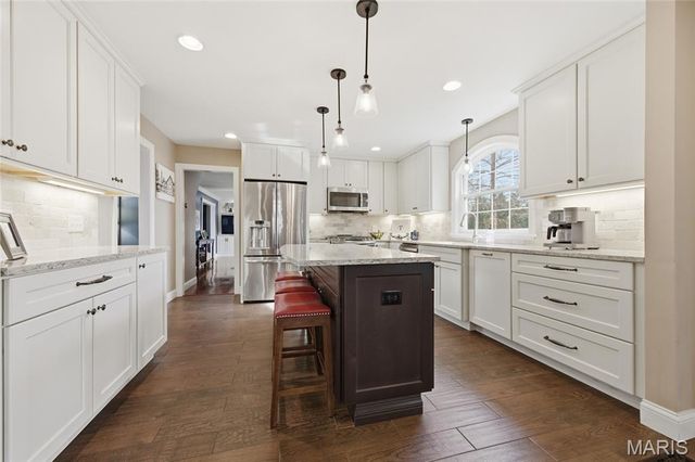 15852 Cedarmill Drive, Chesterfield, MO 63017