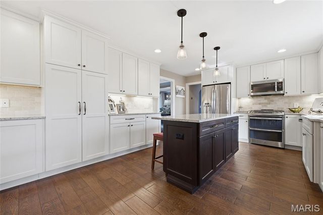 15852 Cedarmill Drive, Chesterfield, MO 63017