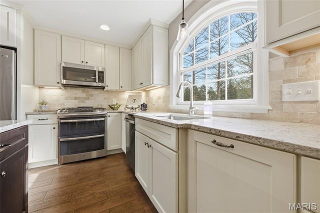 15852 Cedarmill Drive, Chesterfield, MO 63017