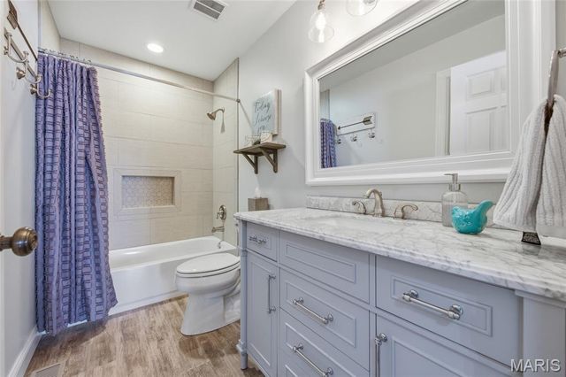 15852 Cedarmill Drive, Chesterfield, MO 63017