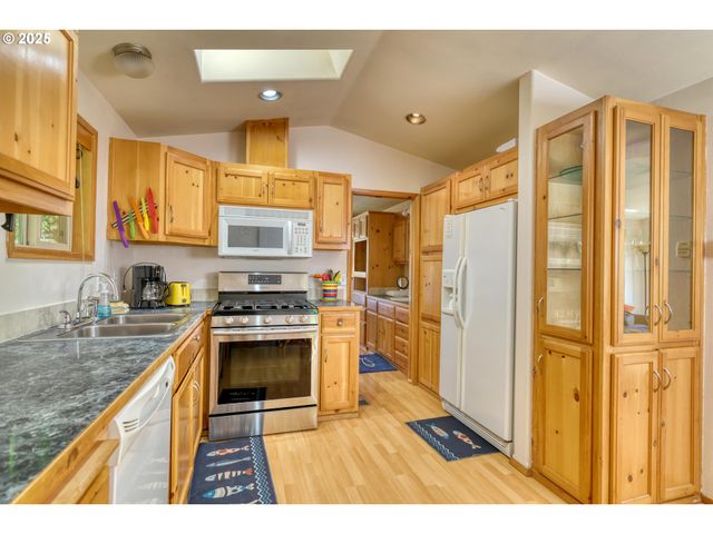 19921 WHALESHEAD Rd B8, Brookings, OR 97415