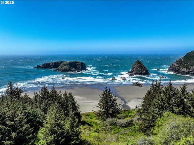 19921 WHALESHEAD Rd B8, Brookings, OR 97415