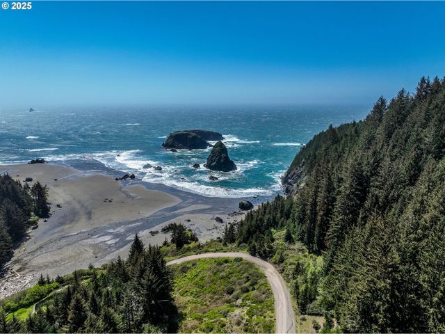 19921 WHALESHEAD Rd B8, Brookings, OR 97415