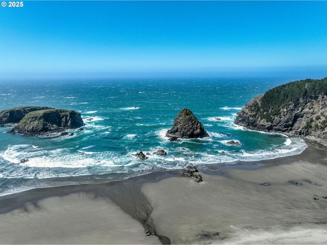 19921 WHALESHEAD Rd B8, Brookings, OR 97415