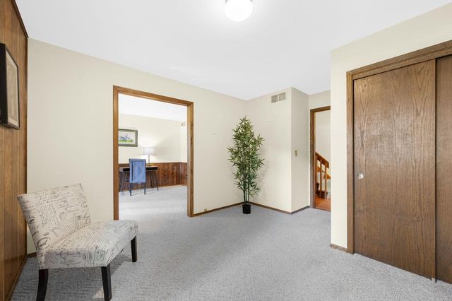 2515 W Wending DRIVE, Glendale, WI 53209