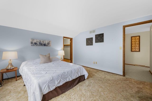 2515 W Wending DRIVE, Glendale, WI 53209