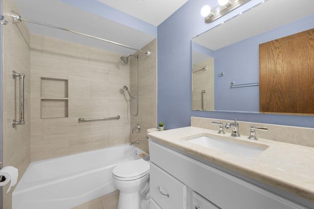 2515 W Wending DRIVE, Glendale, WI 53209