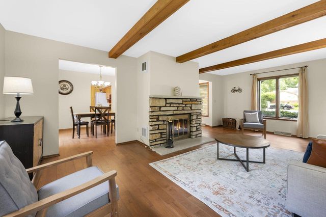 2515 W Wending DRIVE, Glendale, WI 53209