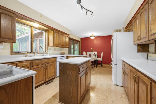 2515 W Wending DRIVE, Glendale, WI 53209