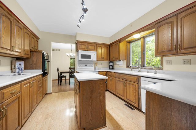 2515 W Wending DRIVE, Glendale, WI 53209