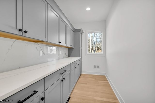 31 Ashwood Dr, Livingston Twp., NJ 07039
